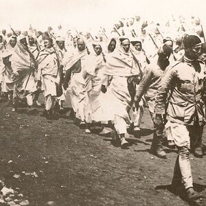 Trablusgarp Savaşı'nda Senusi birliklerinin geçit töreni