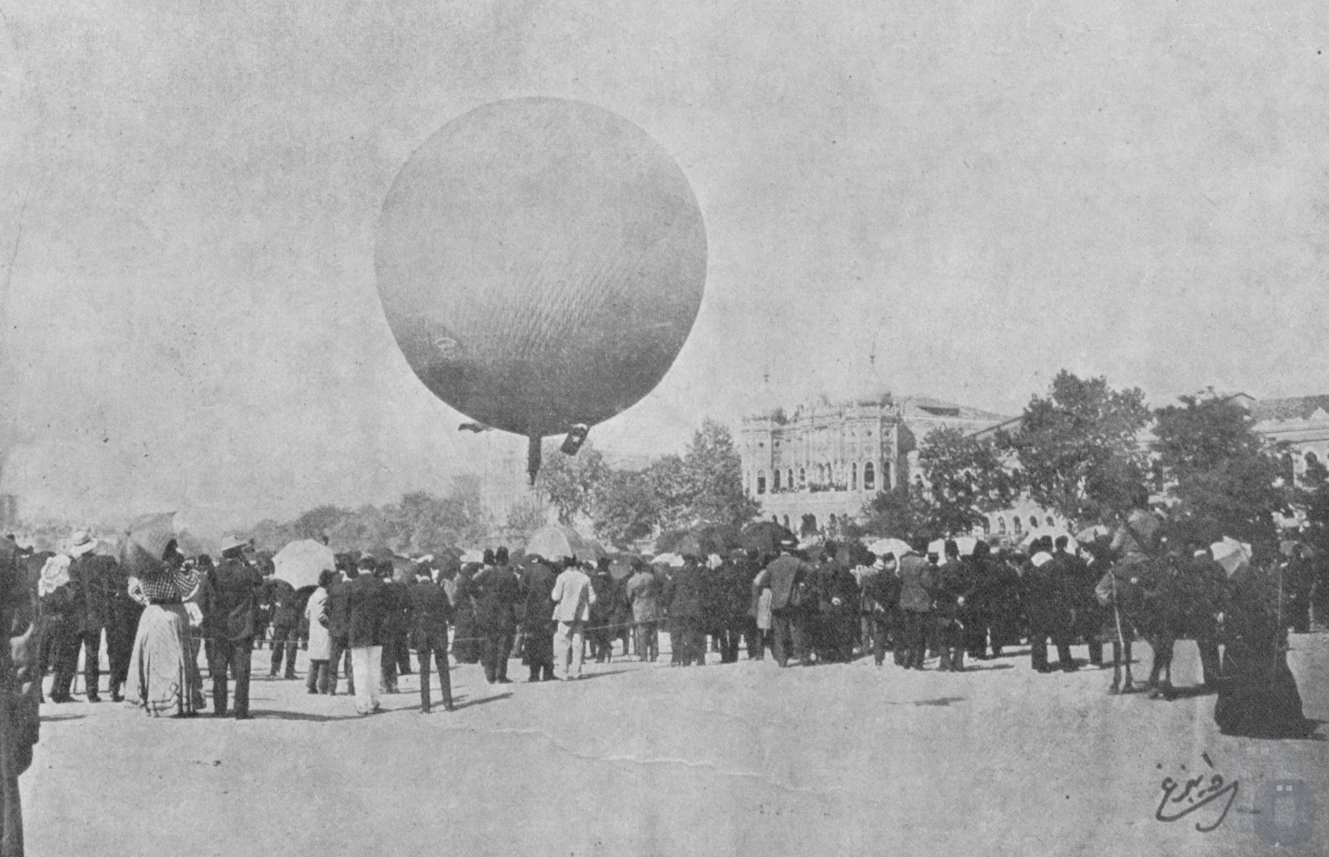 Taksim'de Osmanlı İsimli Uçan Balon